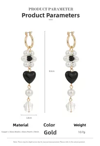 Vista dettagliata degli orecchini con perle barocche, cuore nero e dimensioni 8,0 x 1,8 cm
