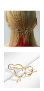 Détail de la pince à cheveux en métal liquide doré au design fluide géométrique
