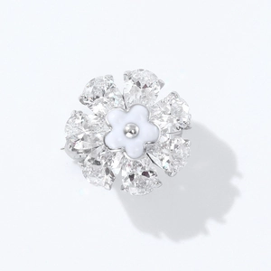 Dettaglio di una spilla a fiore con petali in argento e cristalli di zircone trasparenti