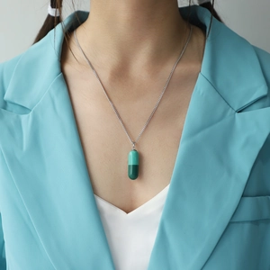 Collar con colgante de cápsula de resina verde y cadena fina de metal plateado para mujer