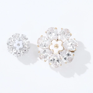 Set di eleganti spille floreali con zirconi cubici e dettagli in smalto bianco