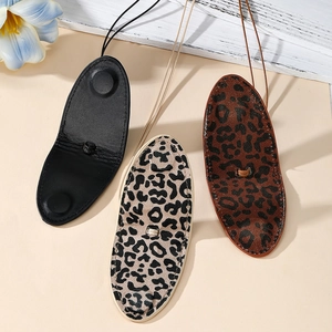 Dettaglio delle custodie per occhiali in ecopelle leopardata con chiusura a bottone