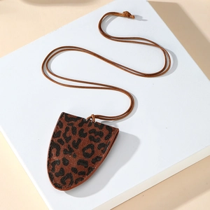 Dettaglio della custodia da collo leopardata con cinturino di sicurezza su sfondo pulito