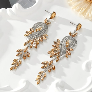 Détail de boucles d'oreilles de luxe avec cristaux champagne et pampilles en alliage argenté