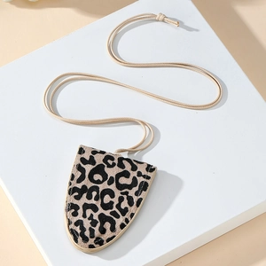 Portafoglio chic con stampa leopardata su supporto bianco e cordino beige da collo