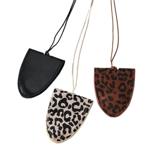 Set di tre portachiavi estraibili in pelle in nero e fantasie leopardate su sfondo bianco