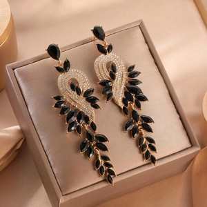 Boucles d'oreilles pendantes punk 3D rétro avec finition dorée et cristaux noirs