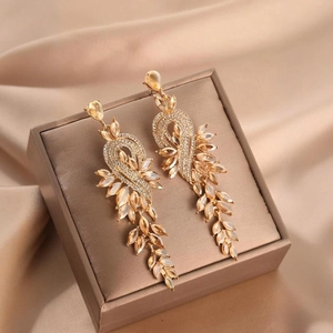 Boucles d'oreilles pampilles avec pierres champagne serties sur monture dorée en feuille
