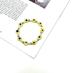 Bracciale elastico etnico con occhio del male giallo, perle bianche e accenti argento