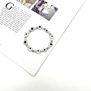 Dettaglio del braccialetto di perle blu evil eye con distanziali in argento