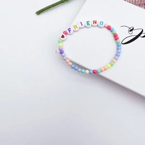 Bracelet d'amitié bohème coloré avec perles macaron et lettrage FRIEND