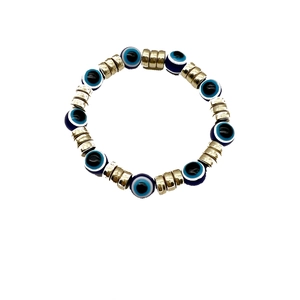 Türkisches Evil Eye Armband mit dunkelblauen Perlen und goldenen Zwischenstücken auf Weiß