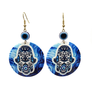 Detailansicht der böhmischen Hamsa-Hand und Evil Eye Acryl-Ohrringe mit blauen Perlen