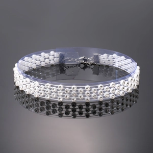 Vue détaillée du collier choker à trois rangées de strass avec fermoir mousqueton