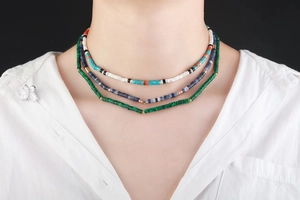 Nahaufnahme der dreilagigen Perlenkette mit Malachit, Lapislazuli und bunten Steinen