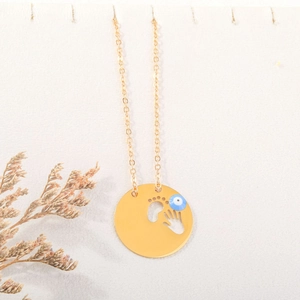 Collar dorado con colgante de mano y huella calada y amuleto de ojo turco azul brillante