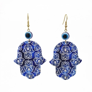 Detailansicht der Hamsa-Hand-Ohrringe mit blauen Nazar-Perlen und Ethno-Mustern