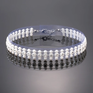 Détail du collier de perles à deux rangs avec strass carrés et fermoir mousqueton