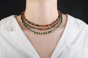 Nahaufnahme einer dreilagigen Boho-Halskette mit Tigerauge und Malachitperlen