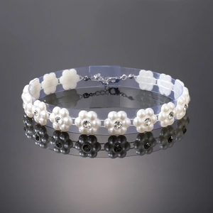 Collier choker élégant avec fleurs en perles blanches, cristaux brillants et chaîne argentée