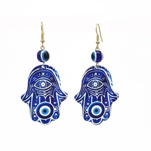 Detailansicht der Hamsa Hand Ohrringe im Boho-Stil mit blauen Evil Eye Perlen Mustern