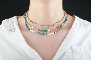 Detailaufnahme einer mehrlagigen Boho-Halskette mit Natursteinen und Süßwasserperlen