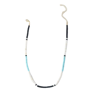 Minimalistische Boho-Halskette mit Türkis- und Perlenakzenten auf weißem Hintergrund