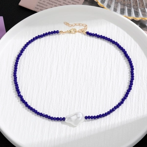Collier de perles bleu foncé avec pendentif perle baroque et chaîne dorée