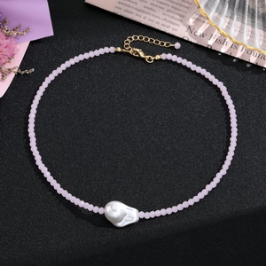 Vue détaillée des perles roses facettées avec pendentif perle baroque et fermoir doré