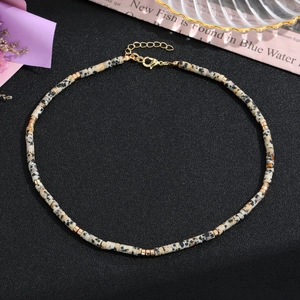 Dettaglio della collana con perle di diaspro dalmata e distanziatori dorati regolabile