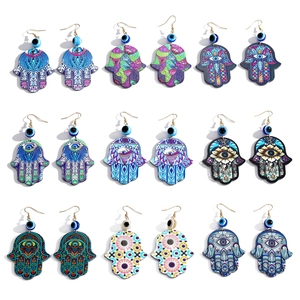Detailliertes Set aus neun Hamsa-Hand-Ohrringen mit Evil Eye Perlen und Boho-Kunstmustern