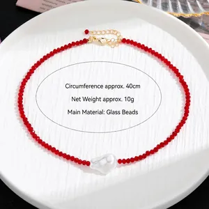 Collier de perles en verre rouge facetté avec perle baroque blanche et chaîne 40cm