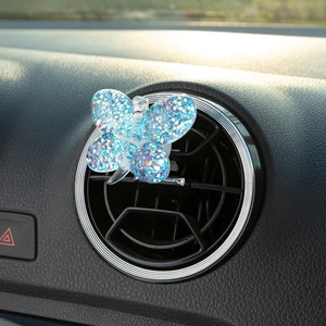 Vista dettagliata della clip a farfalla blu con paillettes sulla presa d'aria dell'auto