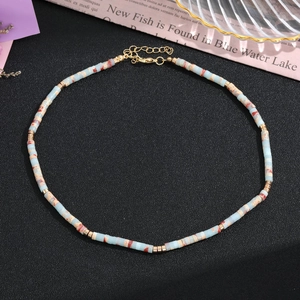 Dettaglio della collana di perline con pietre naturali blu e chiusura a moschettone