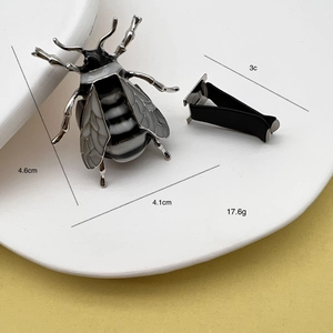 Dettaglio decorazione creativa a scarabeo per bocchetta auto con misure e clip