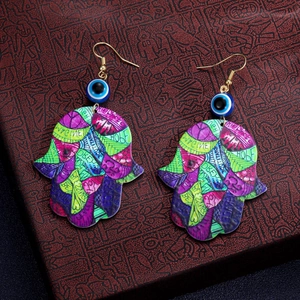 Details von Hamsa Hand Ohrringen mit bunten Graffiti Mustern und blauen Augen Perlen