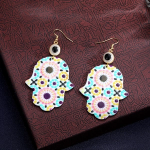 Detailansicht der Hamsa-Hand Ohrringe mit Evil Eye Perlen und bunten Mandala-Mustern