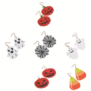 Dettaglio del set di orecchini di Halloween con motivi di zucca, fantasma e ragno acrilico
