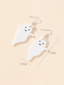 Dettaglio orecchini a forma di fantasma in acrilico bianco, misure 7,3cm per 3,7cm per Halloween