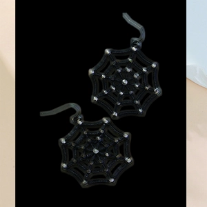 Dettaglio di orecchini a ragnatela nera con strass scintillanti per lo stile gotico di Halloween