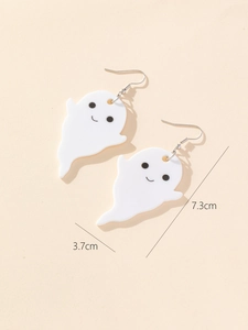 Dettaglio dell'orecchino a fantasma in acrilico con dimensioni di 7,3 cm x 3,7 cm