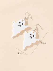 Dettaglio degli orecchini a fantasma in acrilico bianco con misure 4cm per 7,3cm