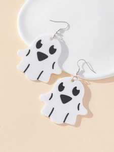 Dettaglio degli orecchini a forma di fantasma in acrilico bianco per Halloween con volto