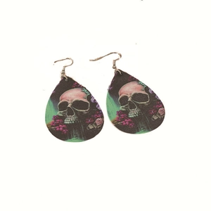 Halloween Tropfenohrringe aus Kunstleder mit Totenkopf und Blumenmuster auf Weiß