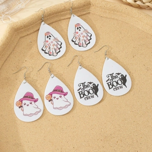 Tres pares de pendientes de cuero sintético para Halloween con diseños de fantasmas en bandeja