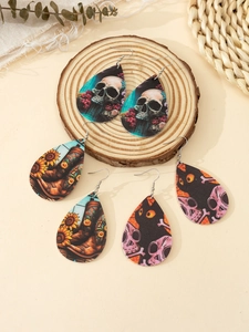 Drei Paar tropfenförmige Kunstleder-Ohrringe mit Halloween-Schädel und Blumenmuster