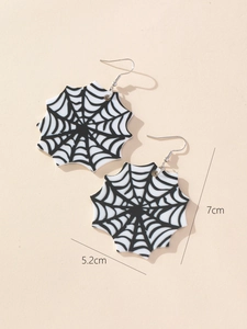 Vista macro degli orecchini a ragnatela con indicazione delle misure 7cm x 5,2cm