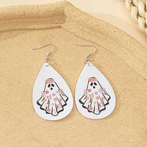 Detalle de pendientes de cuero con forma de gota y estampado de fantasmas Halloween