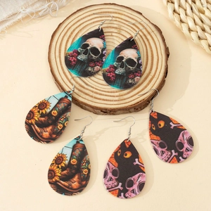 Drei Paar Halloween-Ohrringe aus PU-Leder mit Totenkopf- und Kürbis-Prints im Wassertropfen