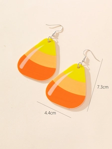 Dettaglio macro di orecchini in acrilico candy corn con misure 7,3 cm di lunghezza e 4,4 cm